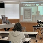 パネルを使い、高砂市内にあるＰＣＢ汚泥の盛り立て地について説明する油症被害者関西連絡会の曽我部和弘さん＝高砂市高砂町松波町、ユーアイ帆っとセンター