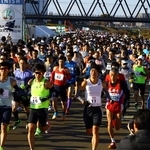 冬晴れの下、一斉にスタートするランナー＝加古川市加古川町
