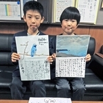４年生による募金活動の一環で、石川県輪島市の魅力をＰＲした八代醍航大さん（左）と大西柚嬉さん＝加古川市立八幡小学校