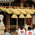 氏子らが丹精して仕上げたしめ縄の奉納式＝高砂市曽根町