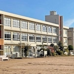 今年３月に閉校した上荘小学校の建物＝加古川市上荘町都染