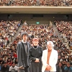 「夢みる給食」上映会のトークショーに登場した上野樹里さん（中央）と斎藤工さん（左）、オオタヴィン監督＝加古川市民会館