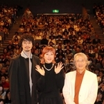 「夢みる給食」上映会でトークショーに登場した上野樹里さん（中央）と斎藤工さん（左）、オオタヴィン監督＝加古川市民会館