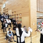 両荘みらい学園の学校図書館の大階段で催されたコンサート＝加古川市平荘町山角