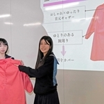 スタートアップチャレンジ甲子園で「ベストチャレンジングアワード」を受賞した加古川東高校の鳴瀧葵さん（左）と生駒優奈さん＝加古川市加古川町粟津