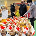 正月用に焼き上げられ、店頭に並んだ「にらみ鯛」＝加古川水産