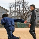 フォームのこつなどを伝えながら生徒を指導する朝原宣治さん（右）＝播磨中学校