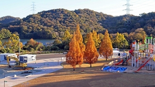 工事が進む権現総合公園。１９９０年代、日本一の噴水を設置する計画があった＝権現湖パーキングエリア（下り線）から