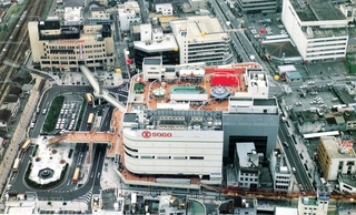 開業当初の「加古川そごう」時代のビル。当時は屋上遊園地があり、２階部分に設置されていたデッキは現在より長く旧駅舎へと伸びていた（加古川再開発ビル提供）