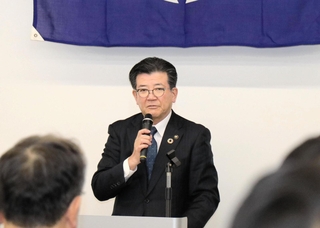 「未来につながる施策を進めてほしい」と訓示する高砂市の都倉達殊市長＝同市役所（撮影・中川　恵）