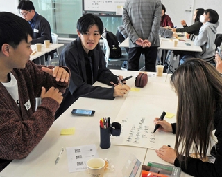 高砂市の若者未来会議で「こんなまちにしたい」というテーマについて意見を交わす参加者たち＝高砂市役所分庁舎