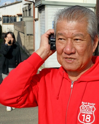 半径５キロで通信ができるトランシーバーを使う氷丘地区の住民ら＝加古川市加古川町美乃利