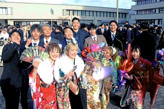 級友との久しぶりの出会いを喜び、記念撮影を楽しむ出席者たち＝加古川市加古川町北在家