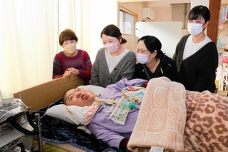 浦野晃一さん（手前）の避難態勢は、いち早く地域の自主防災組織が加わって練られた＝加古川市西神吉町宮前