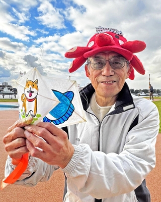 手製のミニチュア和凧を手にする中村義治さん＝加古川海洋文化センター