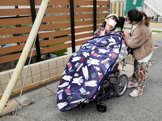 散歩に出かける加藤貴士さん。まぶたが閉じづらくサングラスを着用する＝加古川市内