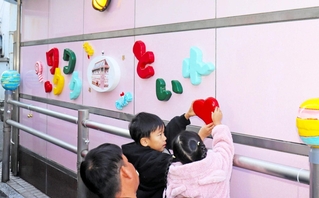「ワクワクといれ」に装飾をほどこす子どもたち＝加古川市加古川町篠原町
