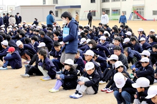 児童、生徒や公民館職員らが参加した避難訓練＝加古川市平荘町山角