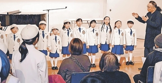 伸びやかな歌声を披露する子どもら。「しあわせ運べるように」など５曲を合唱した＝いなみ文化の森