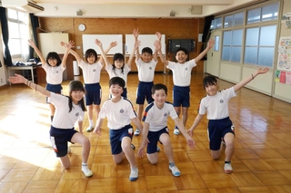 リズムダンスの大会で日本一になった志方東小の４年生＝加古川市志方町細工所