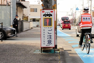 脇道から出てくる車を感知すると「！」を掲示して自転車に注意を促す看板＝高砂市緑丘１