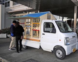 藤本栞奈さんが図面から取り組み、製作した移動販売車。軽トラックにぴったり。今後、後輩たちに引き継がれる＝県立農業高校