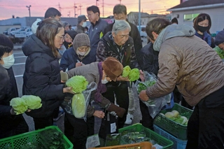 年末の朝市には新鮮な野菜を求めて人々が集まった＝稲美町国岡３（撮影・宮崎真彦）