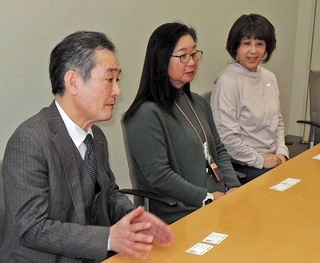 震災時の状況、加古川市の仮設校舎での学校生活について話す（左から）田尻善紀教頭、池田紀子教諭、岡本菜穂子教諭＝兵庫大付属須磨ノ浦高校（撮影・増井哲夫）