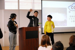 ユニークな授業や教育取り組みを報告する登壇者ら＝加古川市加古川町寺家町