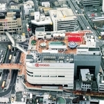 開業当初の「加古川そごう」時代のビル。当時は屋上遊園地があり、２階部分に設置されていたデッキは現在より長く旧駅舎へと伸びていた（加古川再開発ビル提供）