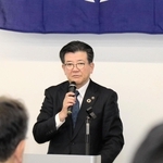 「未来につながる施策を進めてほしい」と訓示する高砂市の都倉達殊市長＝同市役所（撮影・中川　恵）