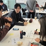 高砂市の若者未来会議で「こんなまちにしたい」というテーマについて意見を交わす参加者たち＝高砂市役所分庁舎