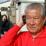 半径５キロで通信ができるトランシーバーを使う氷丘地区の住民ら＝加古川市加古川町美乃利