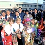 級友との久しぶりの出会いを喜び、記念撮影を楽しむ出席者たち＝加古川市加古川町北在家