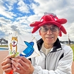 手製のミニチュア和凧を手にする中村義治さん＝加古川海洋文化センター