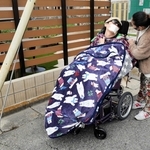 散歩に出かける加藤貴士さん。まぶたが閉じづらくサングラスを着用する＝加古川市内
