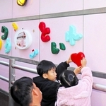 「ワクワクといれ」に装飾をほどこす子どもたち＝加古川市加古川町篠原町