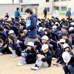 児童、生徒や公民館職員らが参加した避難訓練＝加古川市平荘町山角