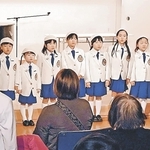 伸びやかな歌声を披露する子どもら。「しあわせ運べるように」など５曲を合唱した＝いなみ文化の森