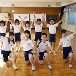 リズムダンスの大会で日本一になった志方東小の４年生＝加古川市志方町細工所