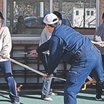 ダミーのナイフを振りかざす不審者役（手前）に刺股を使い対応する保育教諭ら＝播磨町北本荘４、播磨西こども園