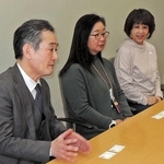 震災時の状況、加古川市の仮設校舎での学校生活について話す（左から）田尻善紀教頭、池田紀子教諭、岡本菜穂子教諭＝兵庫大付属須磨ノ浦高校（撮影・増井哲夫）