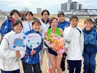花束を手に笑顔を見せる籔下明音選手（中央）と加古川市女子のメンバーら＝加古川市の加古川河川敷マラソンコース（撮影・斎藤雅志）