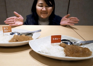 受験生応援で企画された「うカレー」（右）と「おつカレー」＝播磨町内