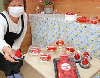 高砂市で育てたイチゴを使っていちご大福やタルトなどを製造・販売する「菓子工房ルビスコ」の坪木敏子さん＝加古川市西神吉町宮前
