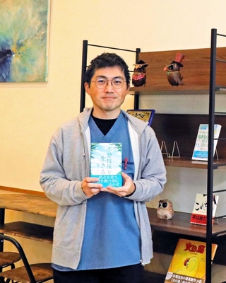 私設図書館「コ・ステージ」を設けた親里嘉展さん＝高砂市高砂町栄町