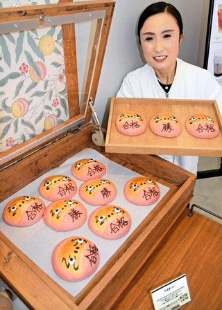 受験シーズンに合わせて「だるまパン」を発案したニシカワ食品の太田美穂さん＝パントアーウ