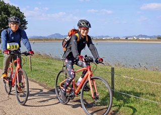 昨年の「いなみ野ため池巡りロゲイニング」。徒歩や自転車で巡り、ため池の魅力を満喫した＝稲美町加古