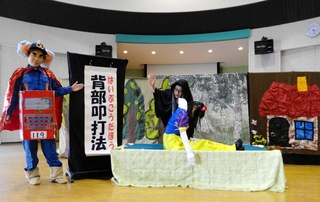 白雪姫を題材に人命救助の方法を伝える播磨町消防団女性分団のメンバー（同分団提供）