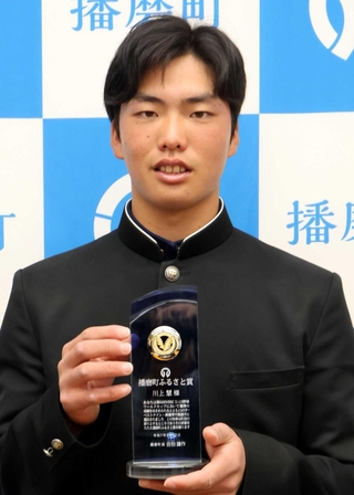 播磨町ふるさと賞を受けた播磨中３年の川上慧さん＝播磨町役場